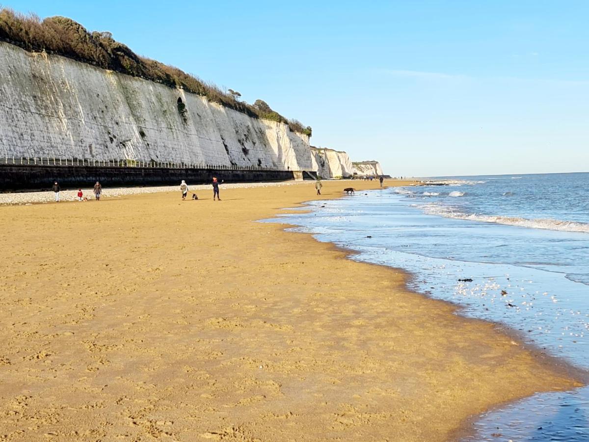Vitamin Sea - Beachfront Apartment - Sleeps 4 Ramsgate Exteriör bild
