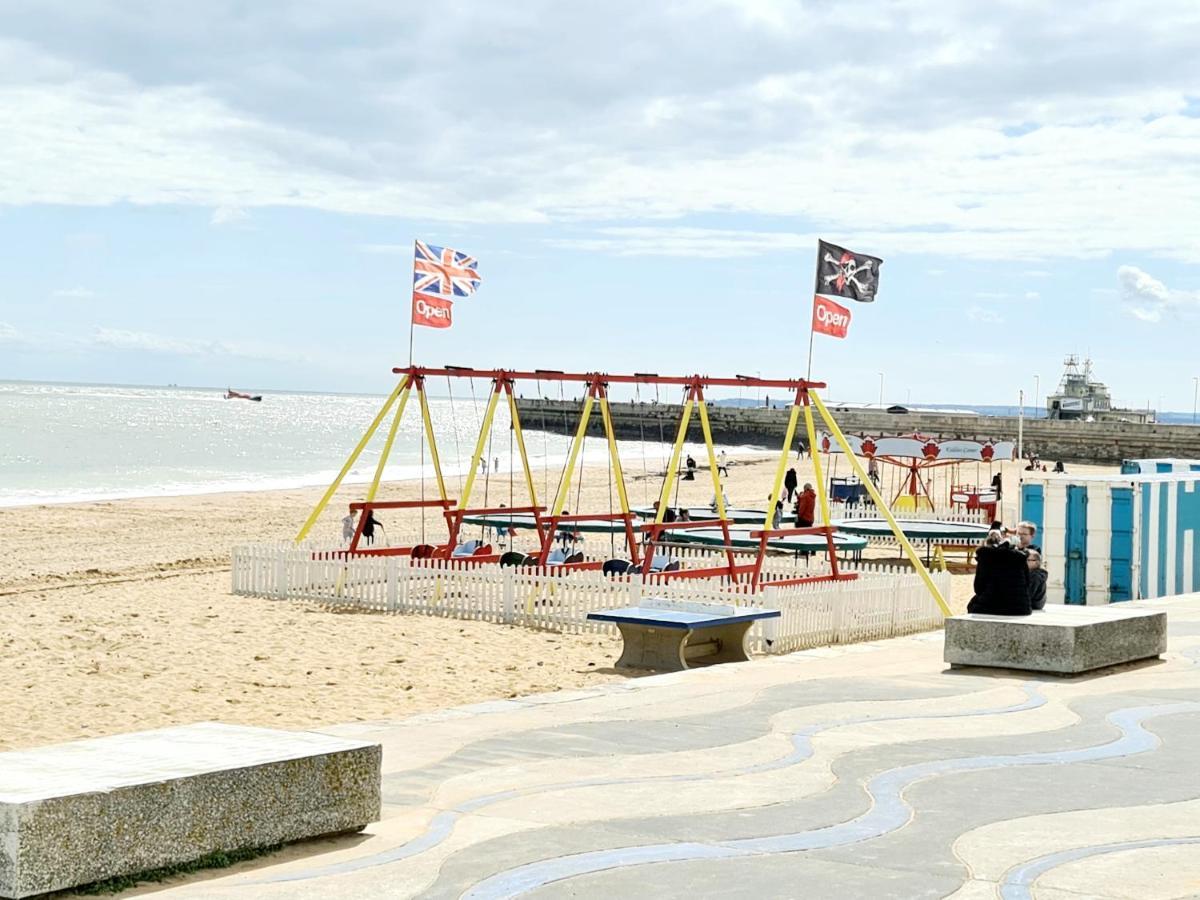 Vitamin Sea - Beachfront Apartment - Sleeps 4 Ramsgate Exteriör bild